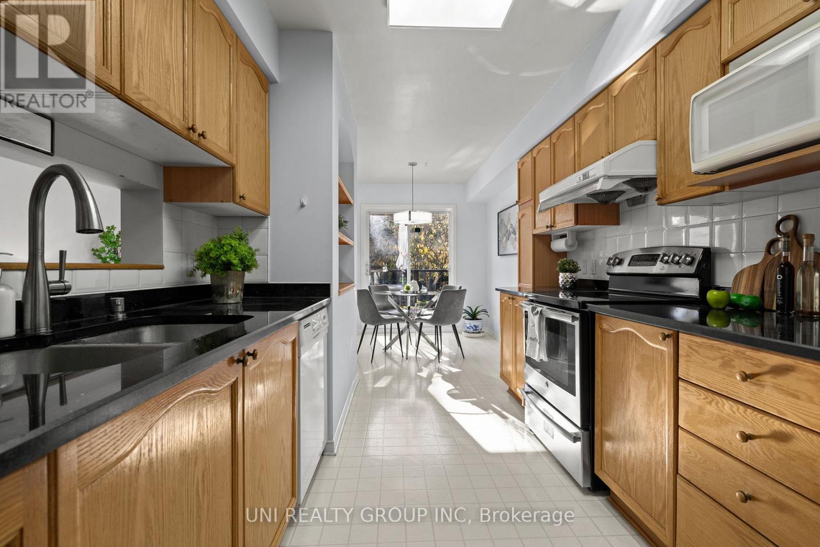 1720 Jobin Crescent, Ottawa, ON - Indoor Photo Showing Kitchen With Double Sink With Upgraded Kitchen
