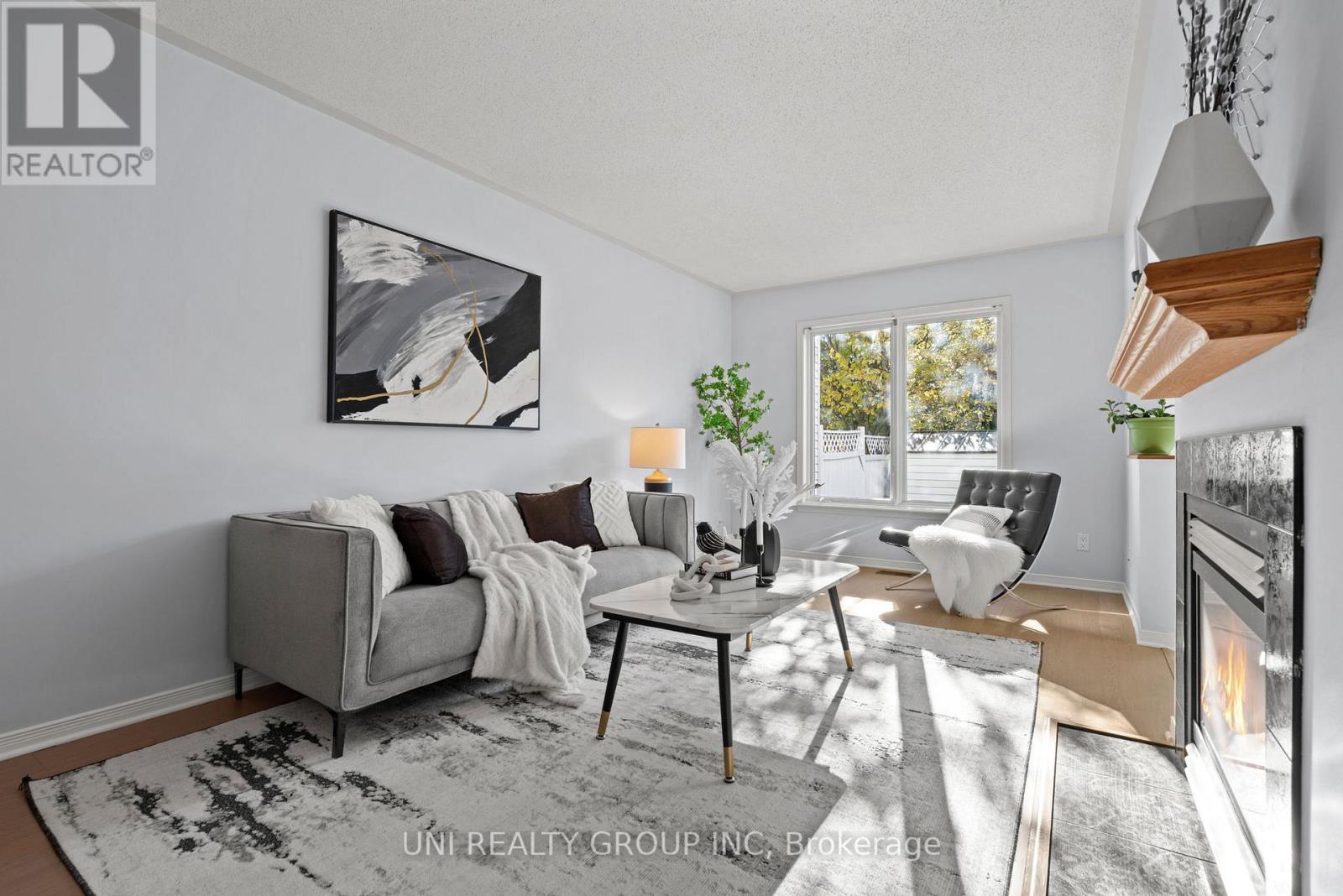 1720 Jobin Crescent, Ottawa, ON - Indoor Photo Showing Living Room