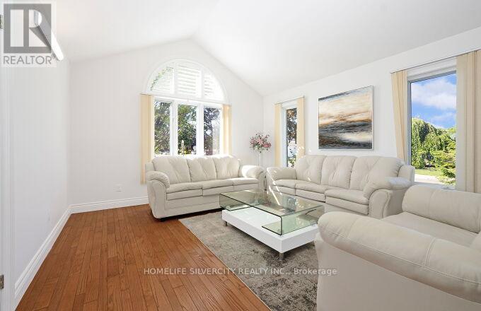126 Montmorency Drive, Hamilton, ON - Indoor Photo Showing Living Room