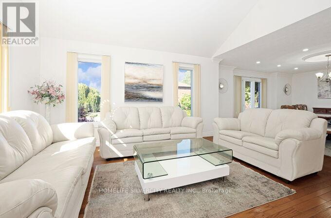 126 Montmorency Drive, Hamilton, ON - Indoor Photo Showing Living Room