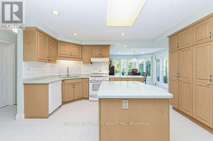 126 Montmorency Drive, Hamilton, ON - Indoor Photo Showing Kitchen