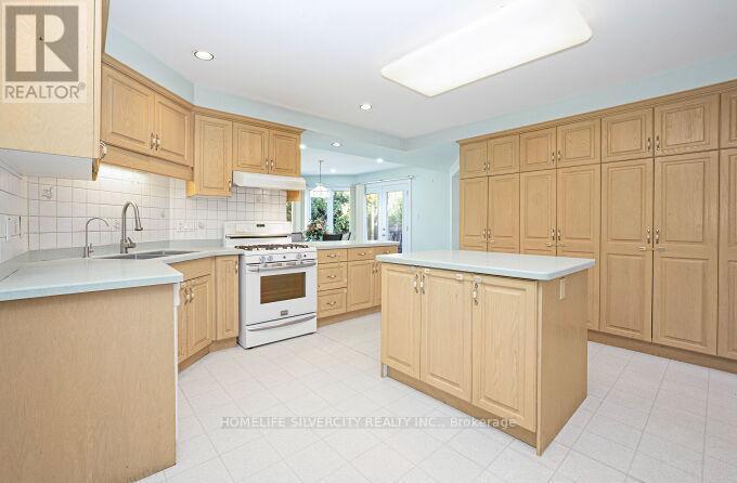 126 Montmorency Drive, Hamilton, ON - Indoor Photo Showing Kitchen
