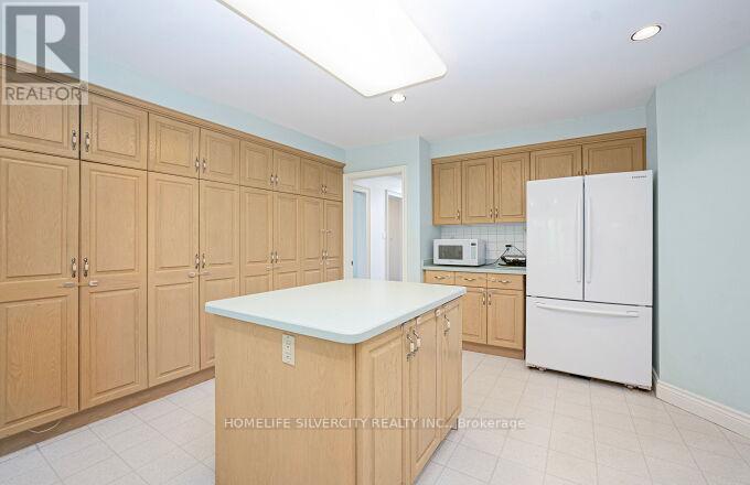 126 Montmorency Drive, Hamilton, ON - Indoor Photo Showing Kitchen