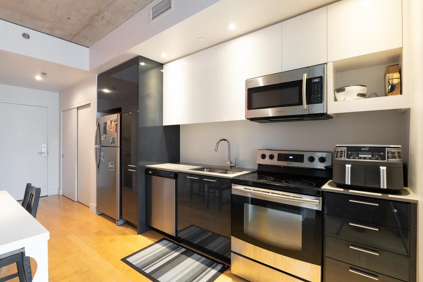 Kitchen - 608-888 Rue Wellington, Montréal (Ville-Marie), QC - Indoor Photo Showing Kitchen With Double Sink