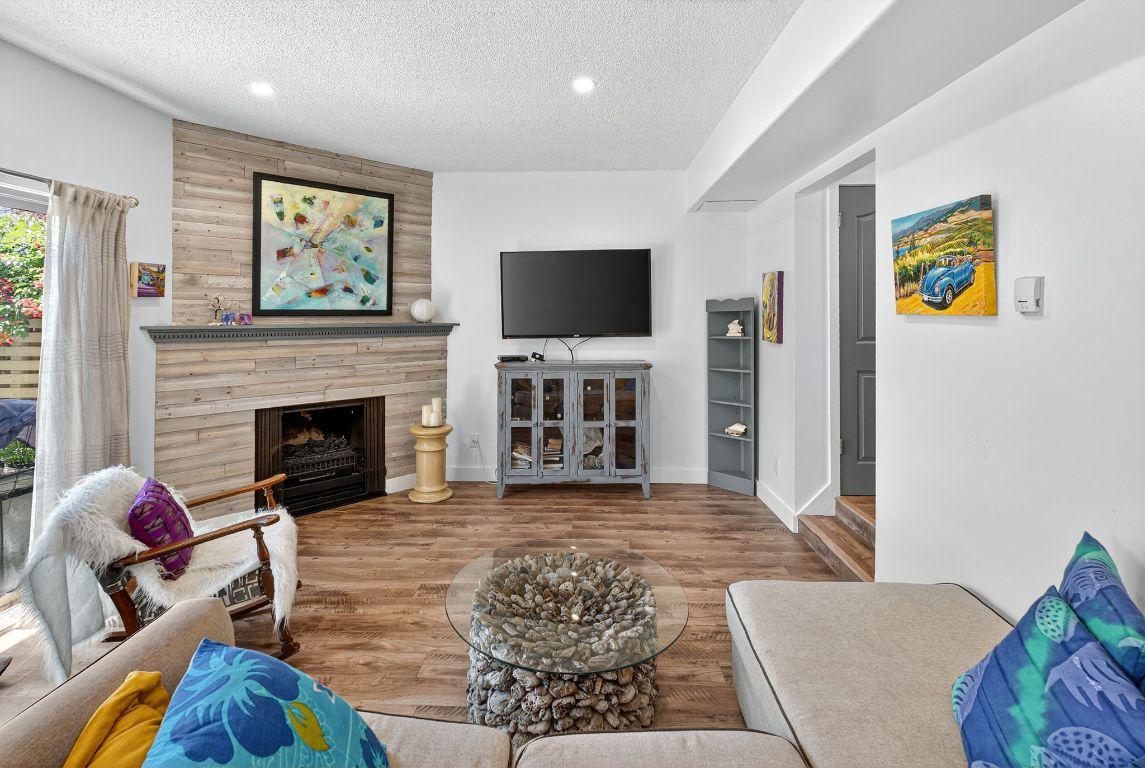 29-310 Yorkton Avenue, Penticton, BC - Indoor Photo Showing Living Room With Fireplace