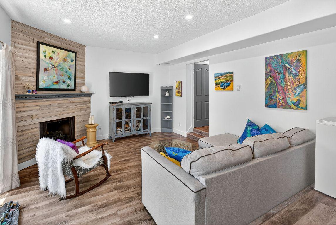 29-310 Yorkton Avenue, Penticton, BC - Indoor Photo Showing Living Room With Fireplace