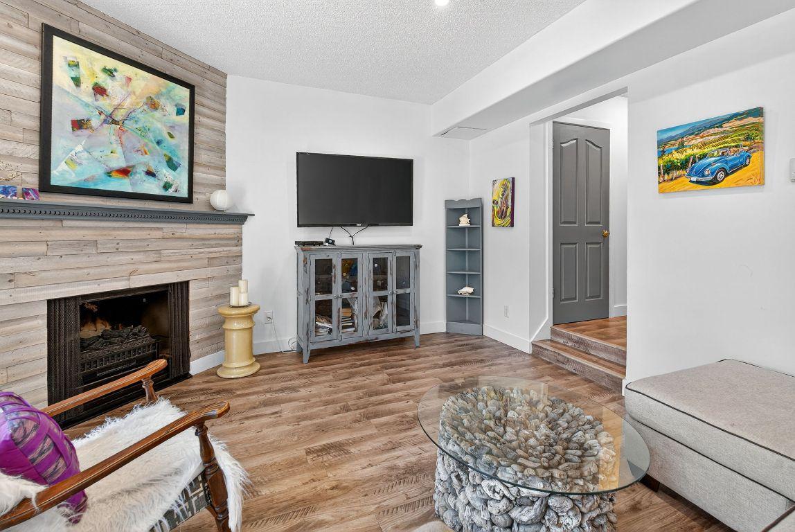 29-310 Yorkton Avenue, Penticton, BC - Indoor Photo Showing Living Room With Fireplace