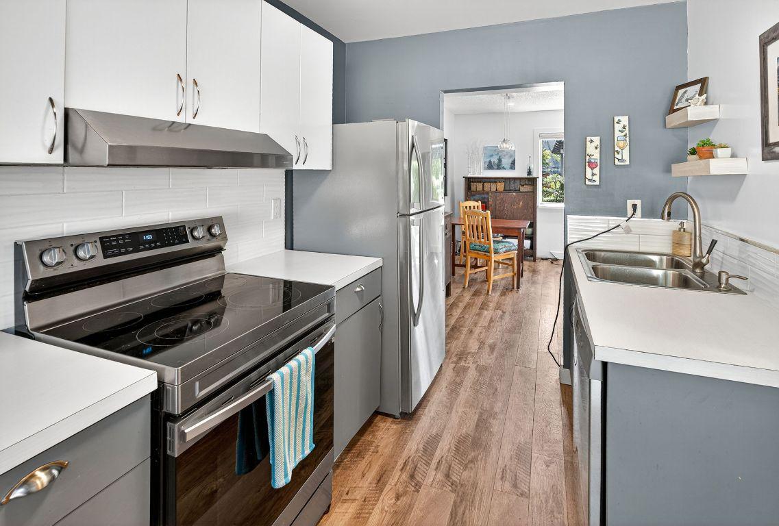 29-310 Yorkton Avenue, Penticton, BC - Indoor Photo Showing Kitchen With Double Sink