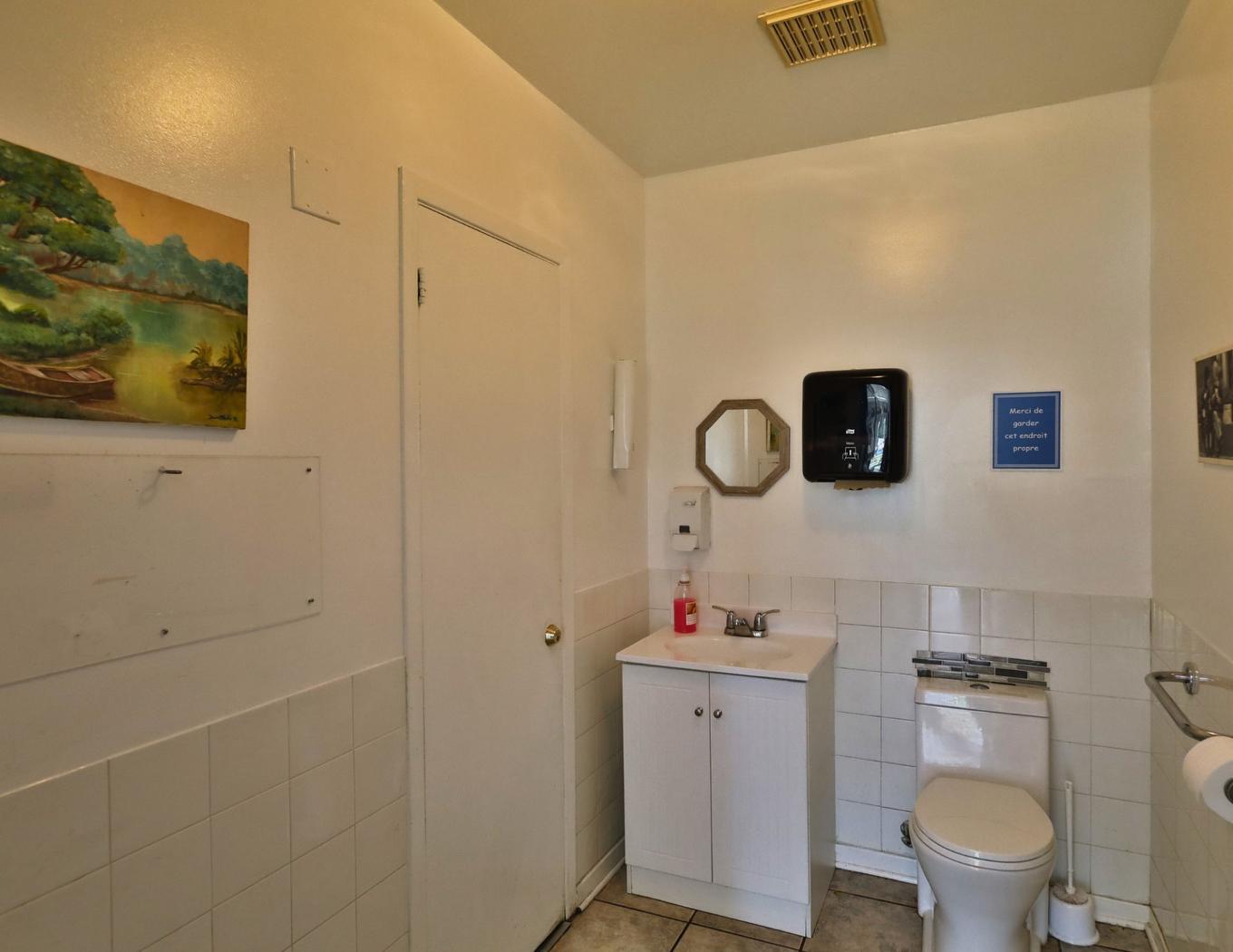 Commerce - 3385 Boul. Dagenais O., Laval (Fabreville), QC - Indoor Photo Showing Bathroom