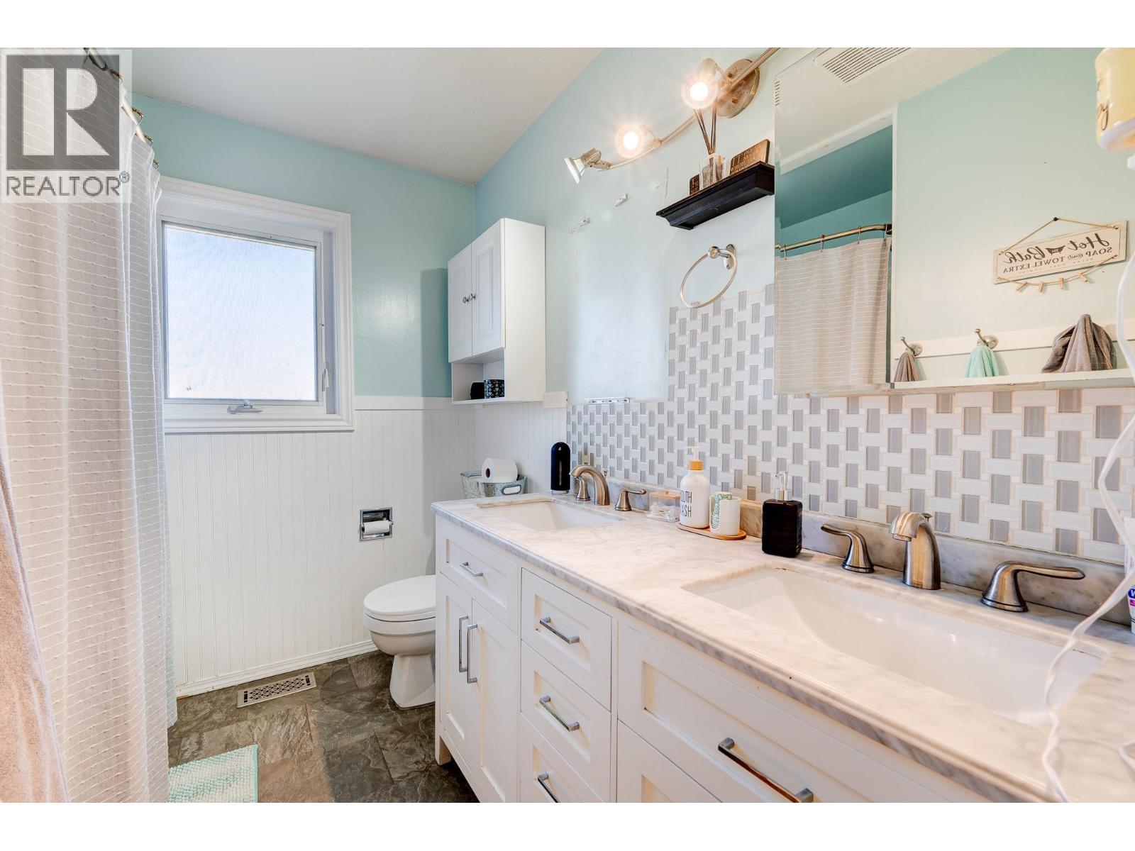 770 Sherwood Drive, Kamloops, BC - Indoor Photo Showing Bathroom
