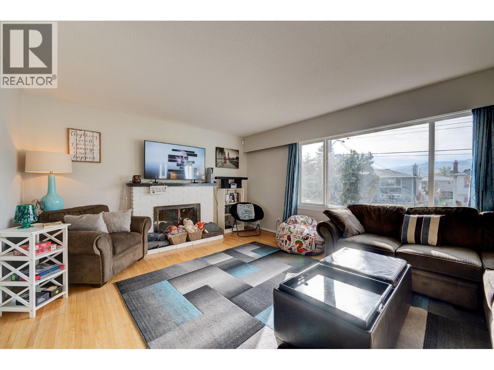 770 Sherwood Drive, Kamloops, BC - Indoor Photo Showing Living Room With Fireplace