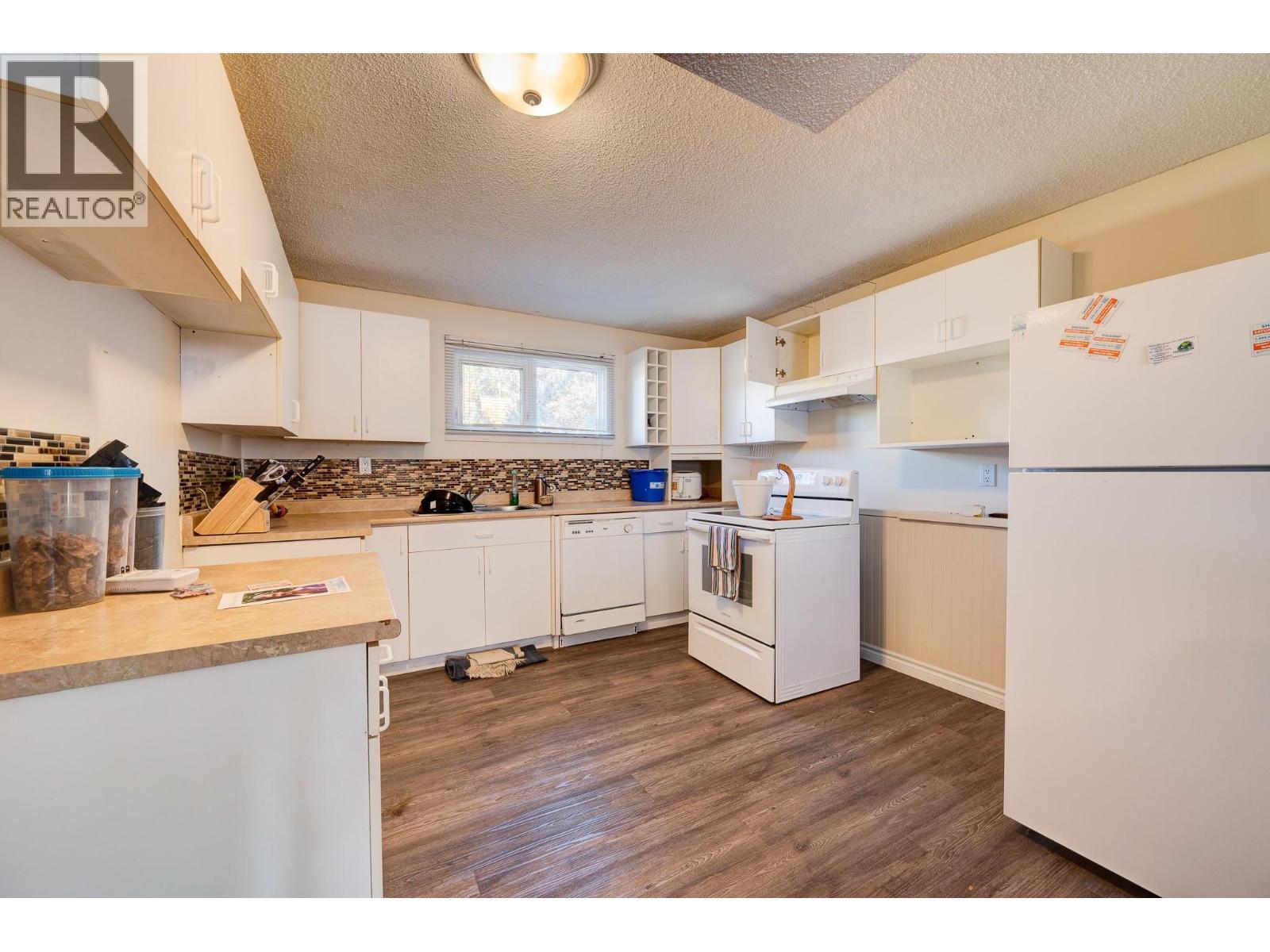 770 Sherwood Drive, Kamloops, BC - Indoor Photo Showing Kitchen With Double Sink
