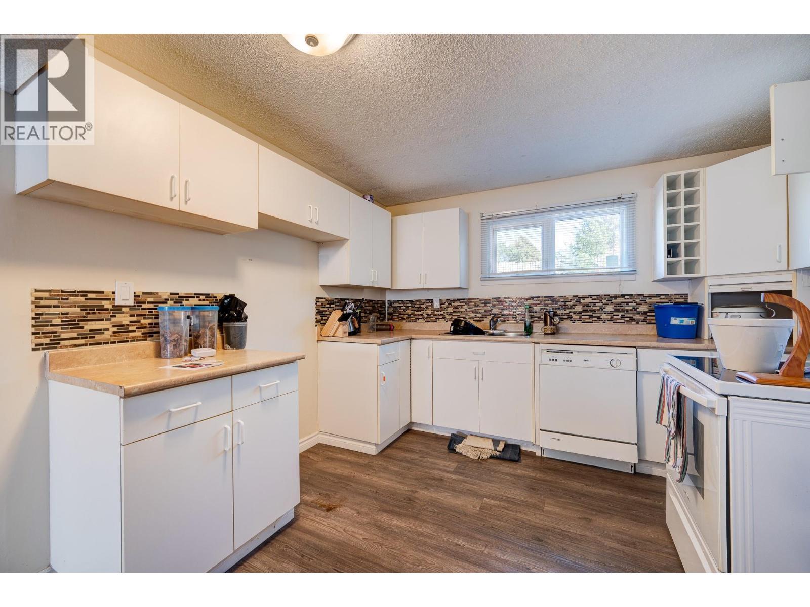 770 Sherwood Drive, Kamloops, BC - Indoor Photo Showing Kitchen With Double Sink