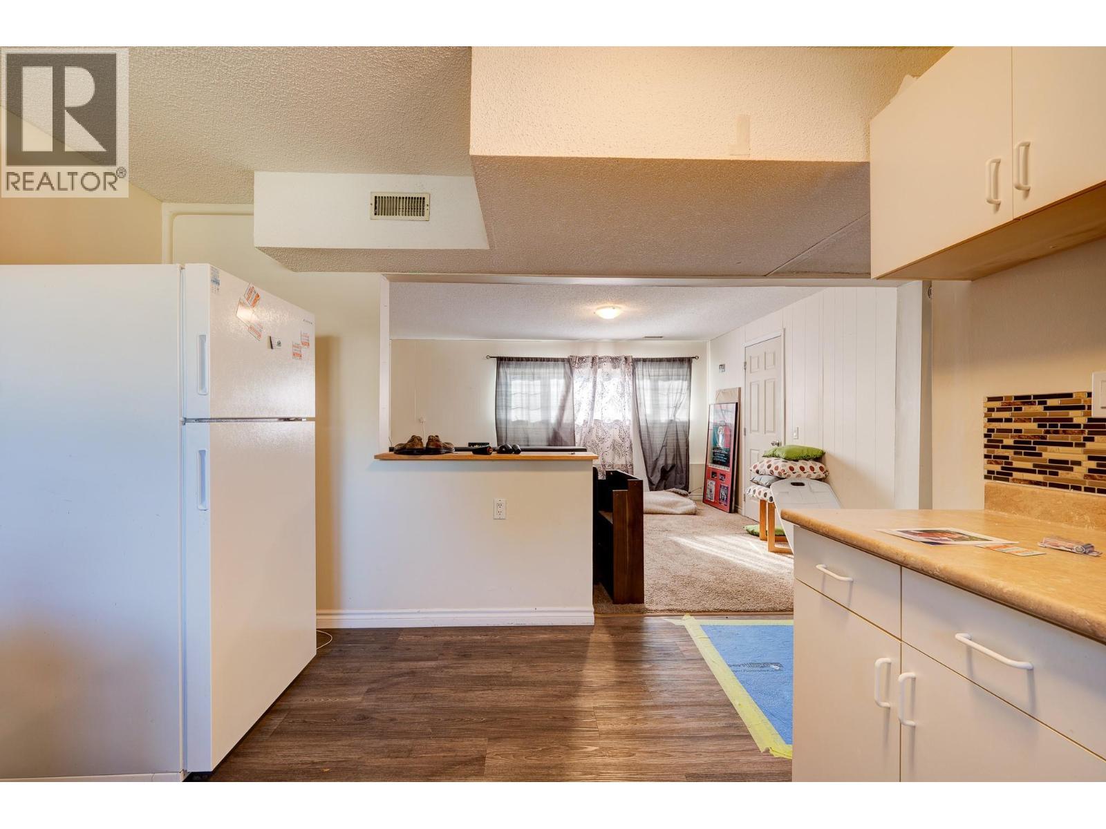 770 Sherwood Drive, Kamloops, BC - Indoor Photo Showing Kitchen