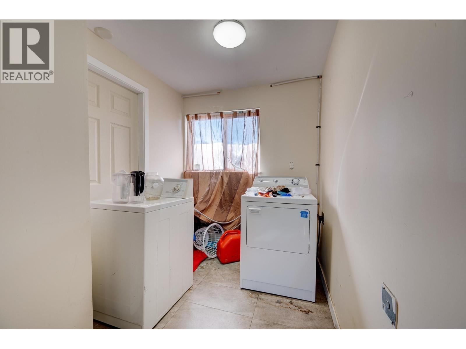 770 Sherwood Drive, Kamloops, BC - Indoor Photo Showing Laundry Room
