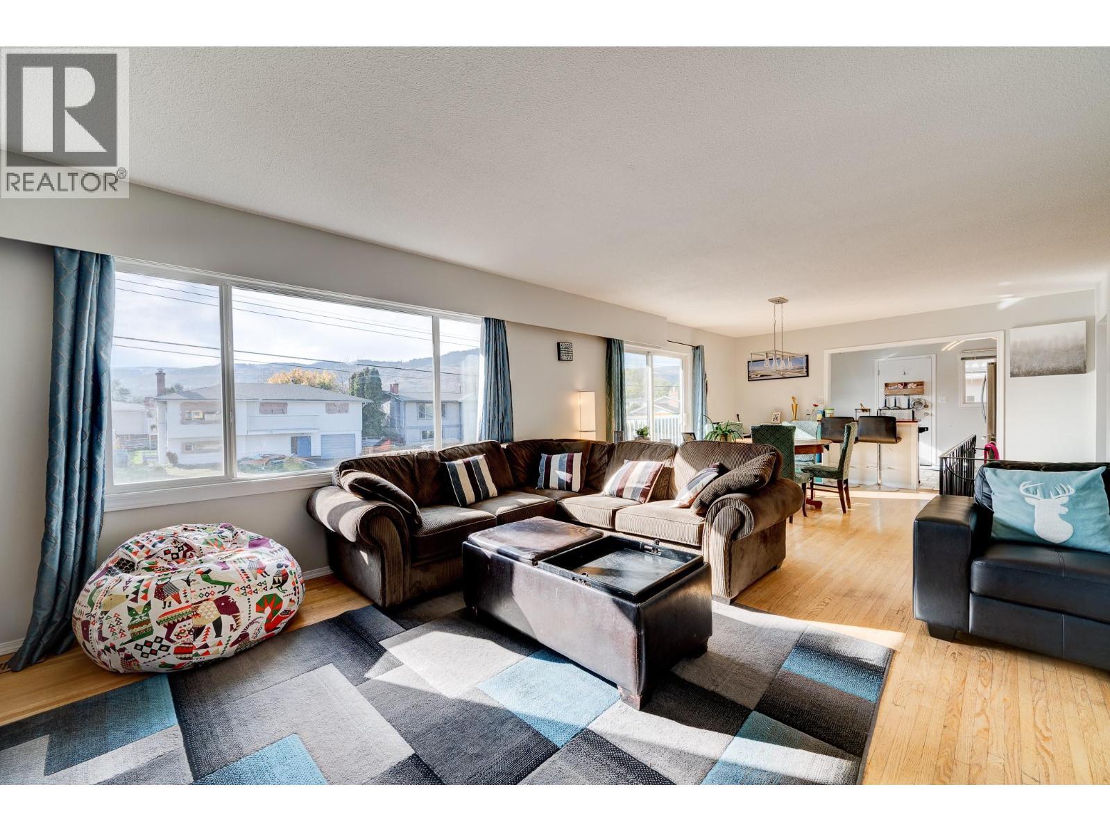 770 Sherwood Drive, Kamloops, BC - Indoor Photo Showing Living Room