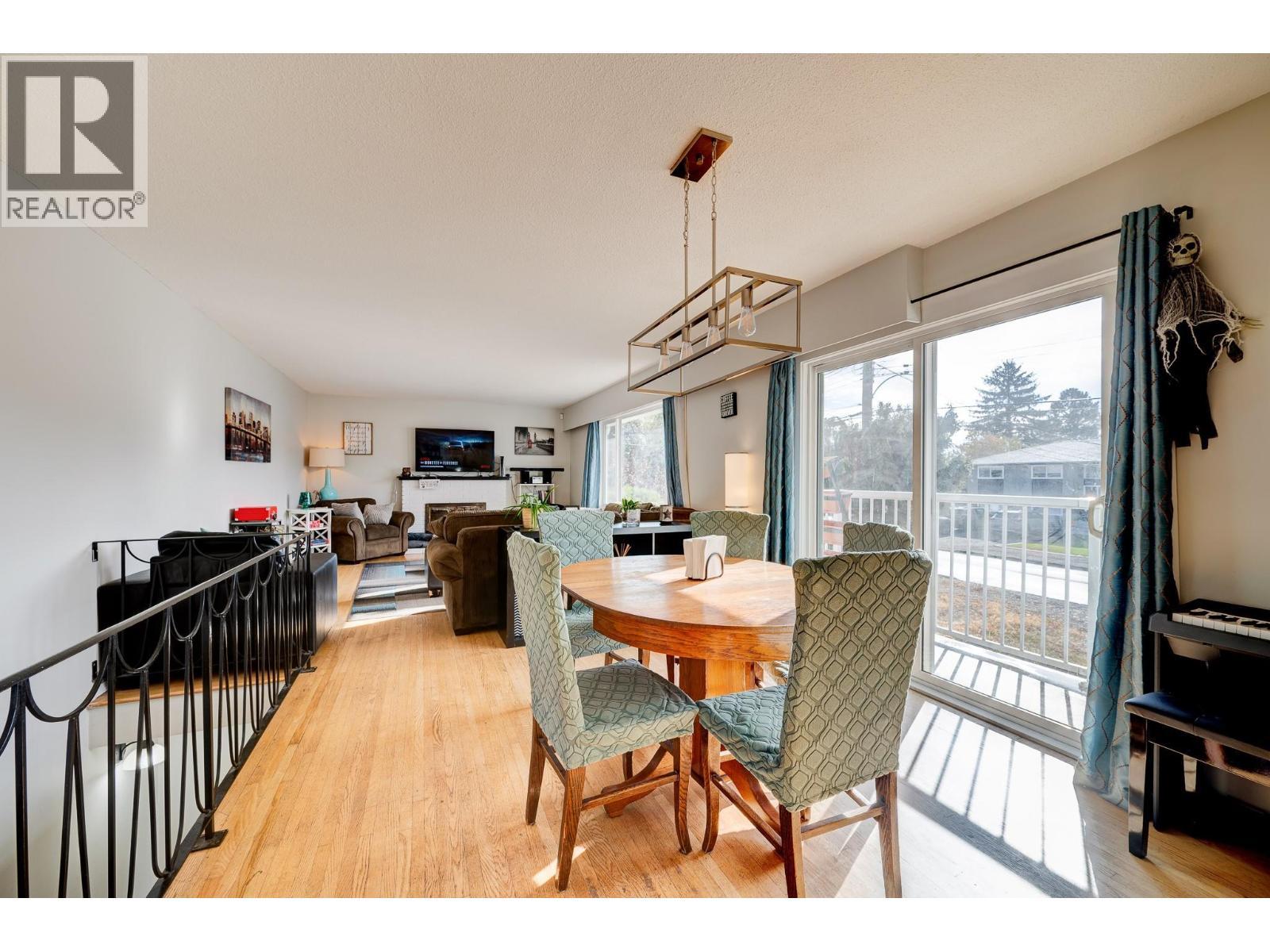 770 Sherwood Drive, Kamloops, BC - Indoor Photo Showing Dining Room