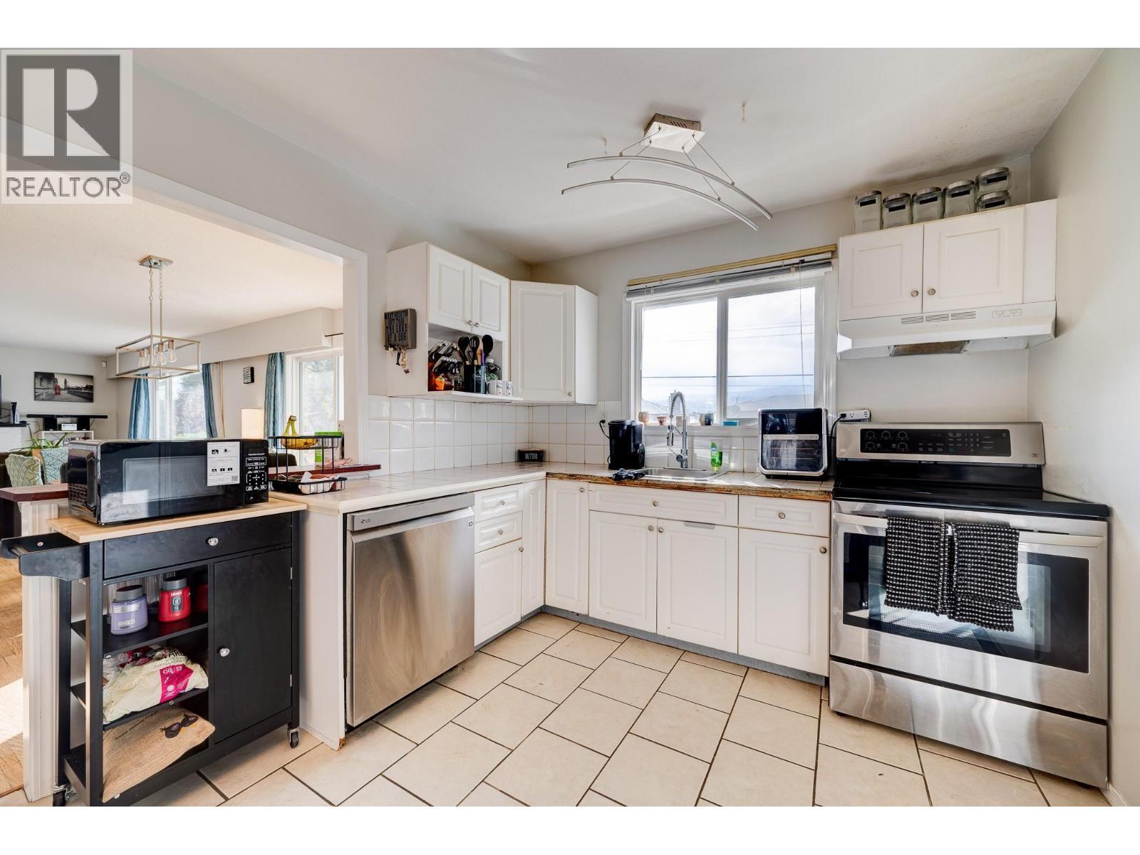 770 Sherwood Drive, Kamloops, BC - Indoor Photo Showing Kitchen With Stainless Steel Kitchen
