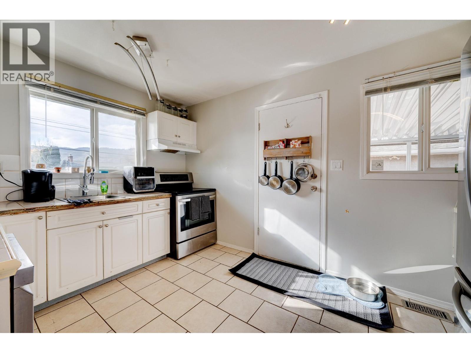 770 Sherwood Drive, Kamloops, BC - Indoor Photo Showing Kitchen