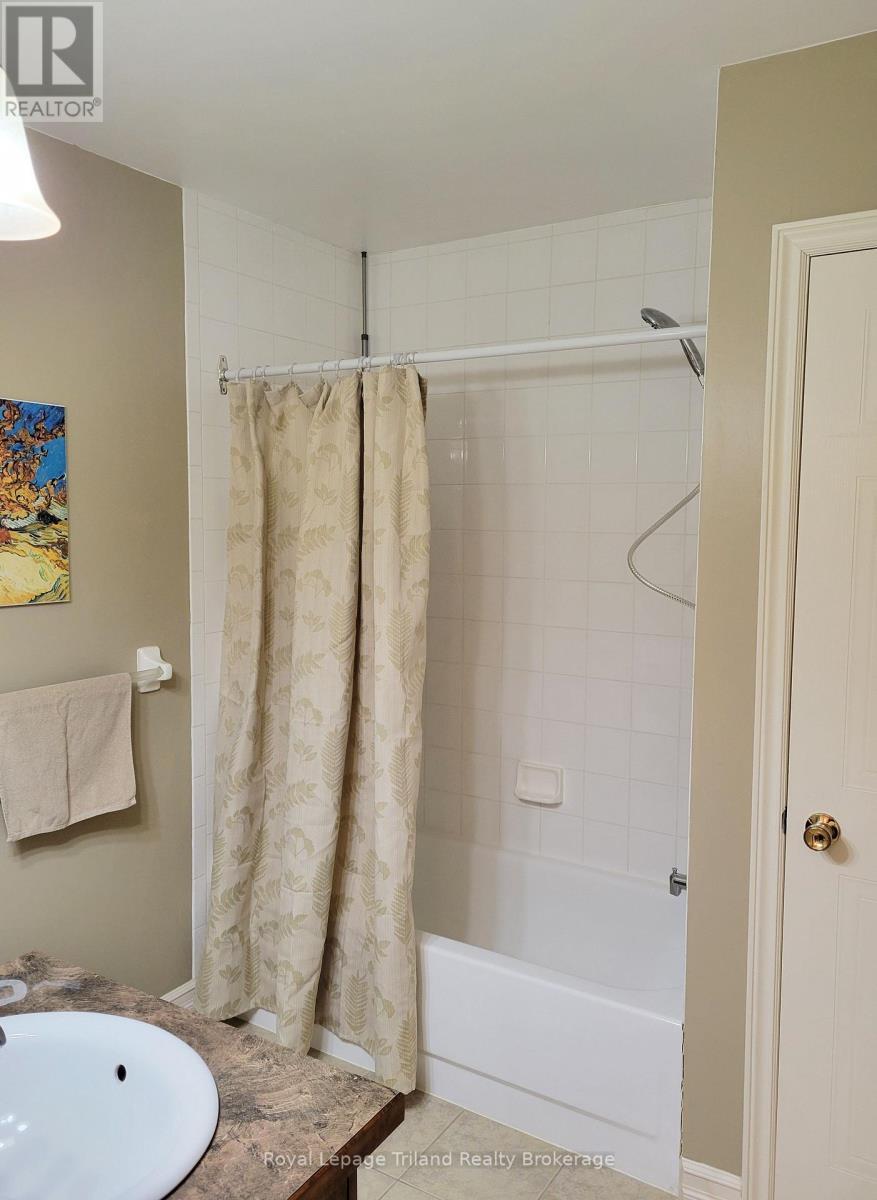 Unit 5 - 395 Springbank Avenue N, Woodstock (Woodstock - North), ON - Indoor Photo Showing Bathroom