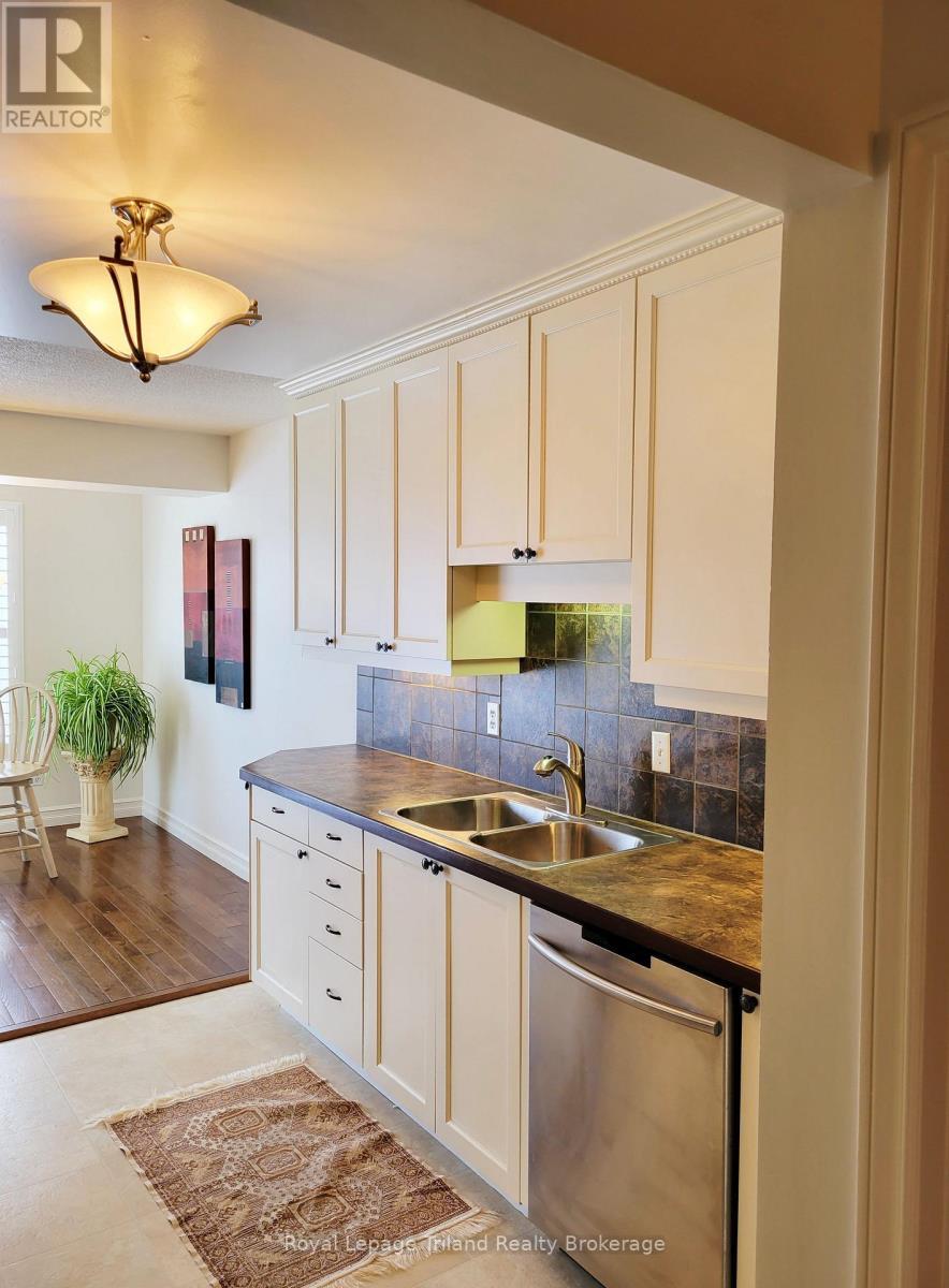 Unit 5 - 395 Springbank Avenue N, Woodstock (Woodstock - North), ON - Indoor Photo Showing Kitchen With Double Sink