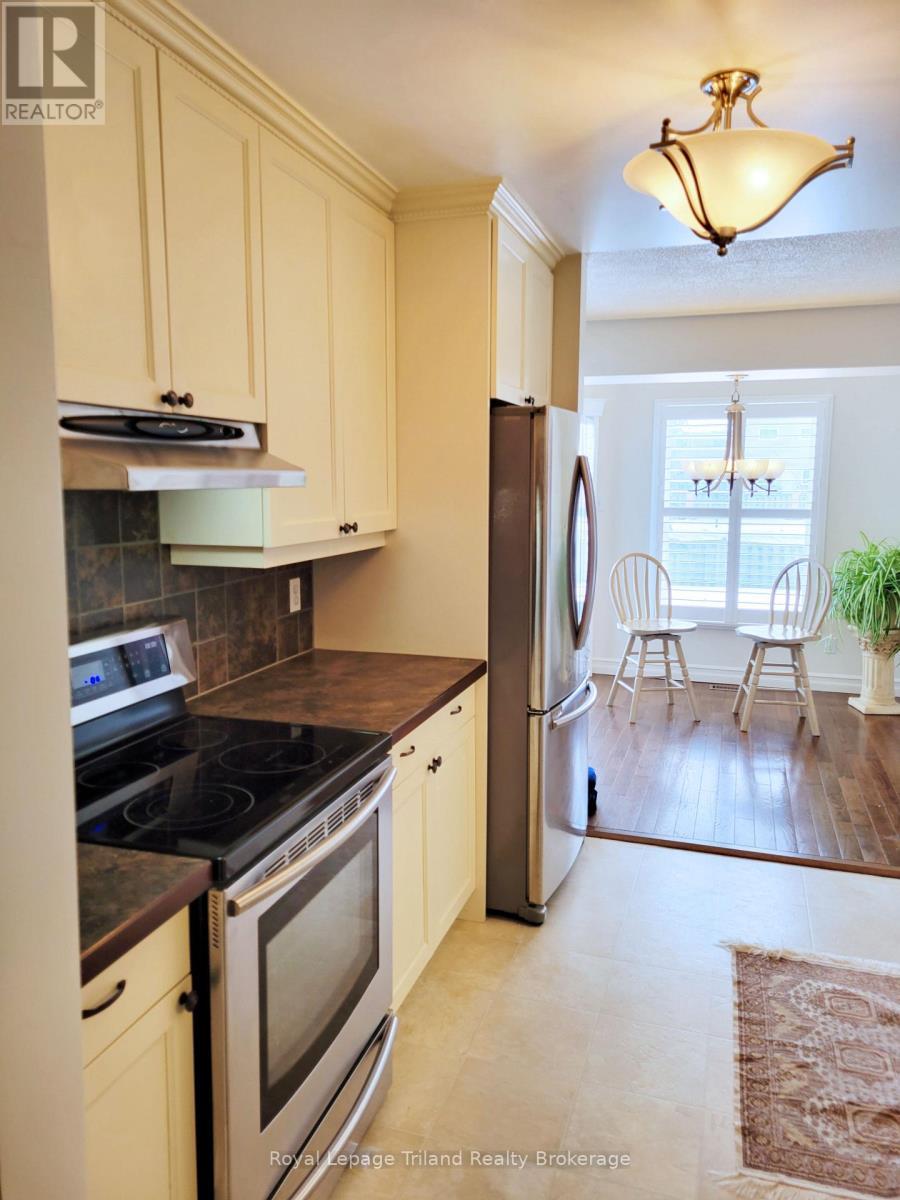 Unit 5 - 395 Springbank Avenue N, Woodstock (Woodstock - North), ON - Indoor Photo Showing Kitchen With Stainless Steel Kitchen