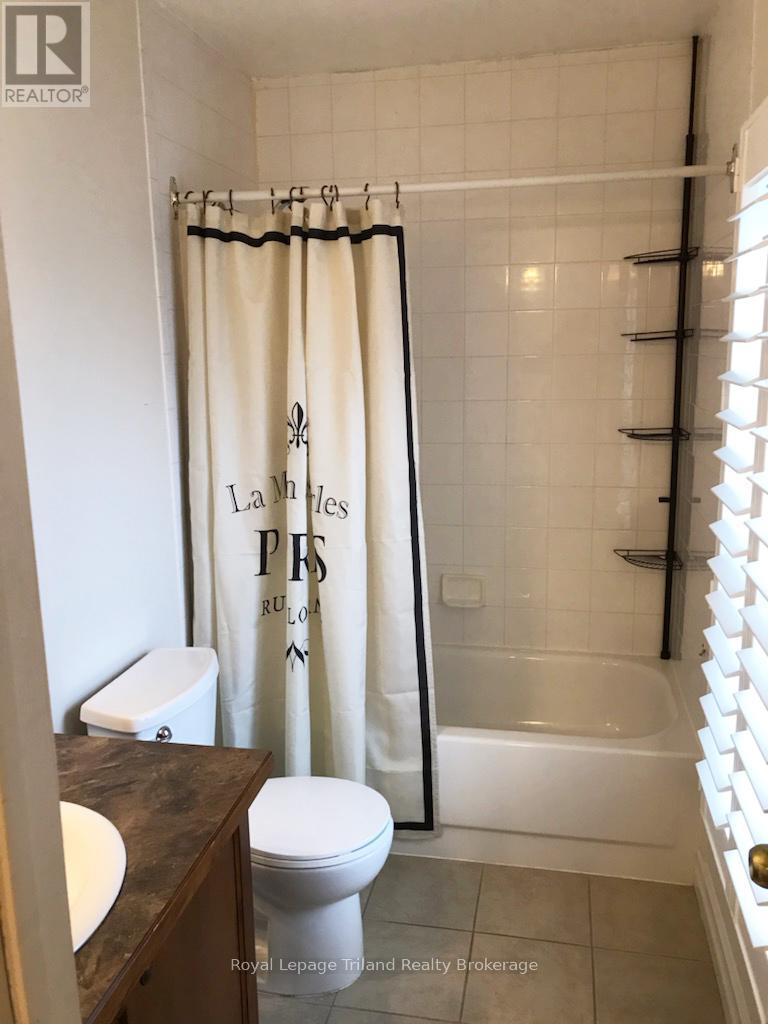 Unit 5 - 395 Springbank Avenue N, Woodstock (Woodstock - North), ON - Indoor Photo Showing Bathroom