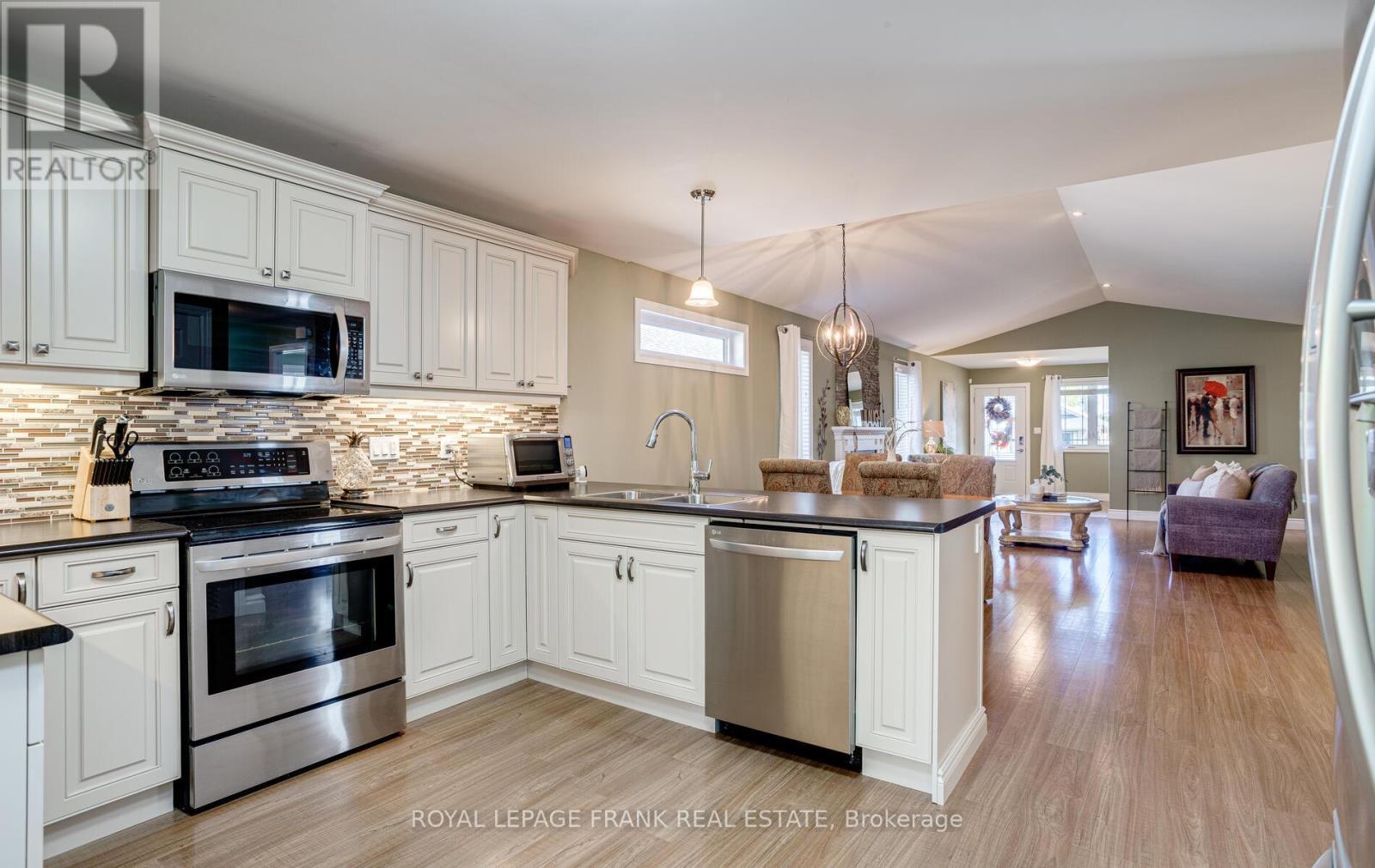 41 Cortland Way, Brighton, ON - Indoor Photo Showing Kitchen With Double Sink With Upgraded Kitchen