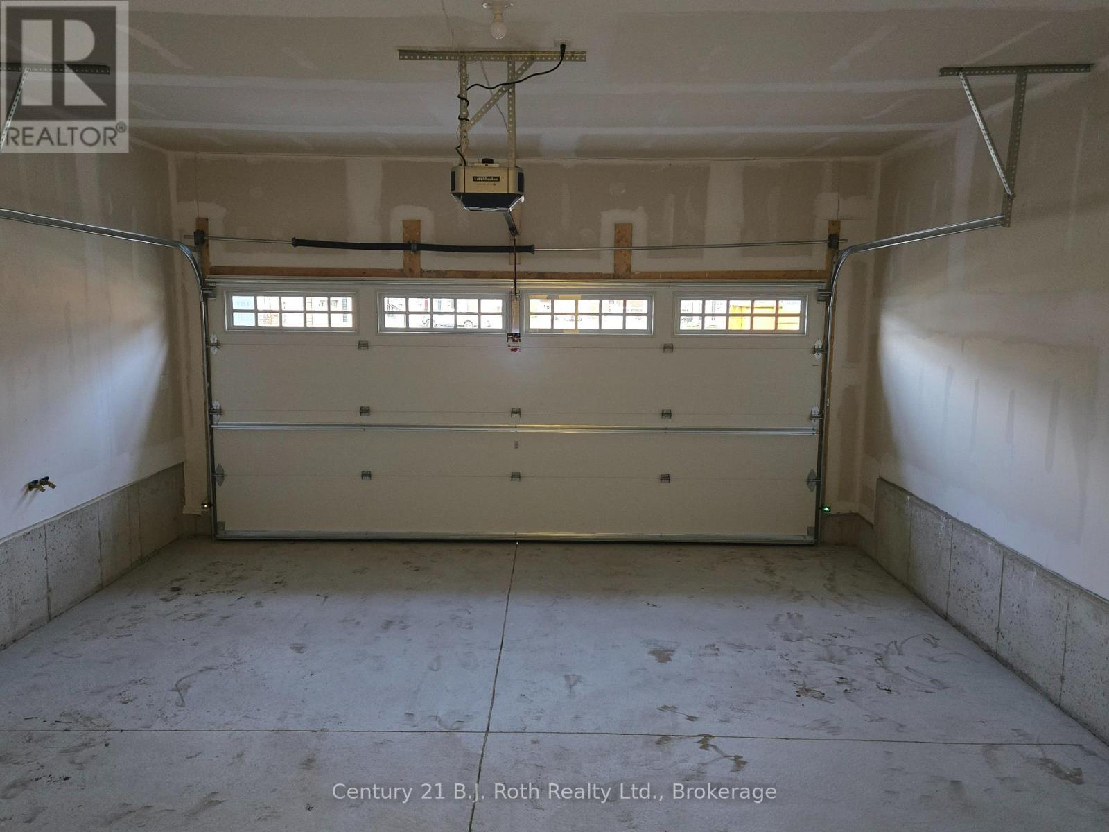 Double Garage - 115 Beechwood Forest Lane, Gravenhurst (Muskoka (S)), ON - Indoor Photo Showing Garage