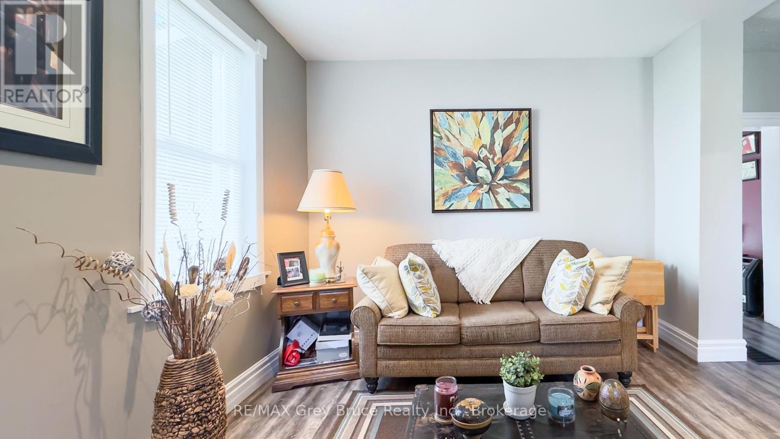 173 5Th Avenue Sw, Arran-Elderslie, ON - Indoor Photo Showing Living Room