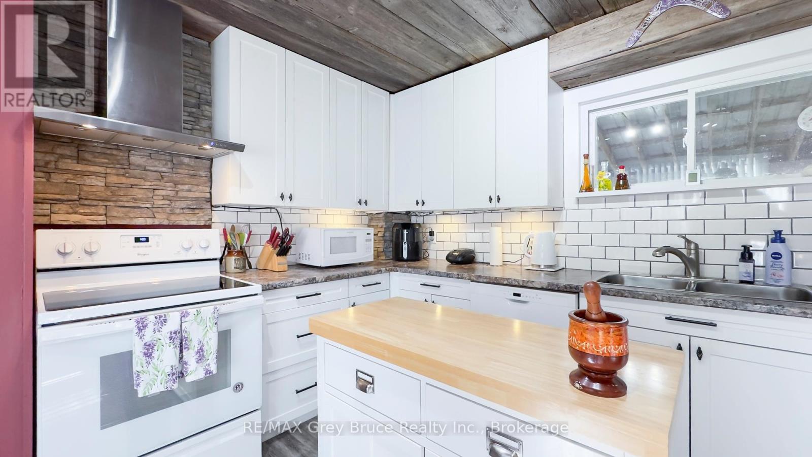 173 5Th Avenue Sw, Arran-Elderslie, ON - Indoor Photo Showing Kitchen With Double Sink