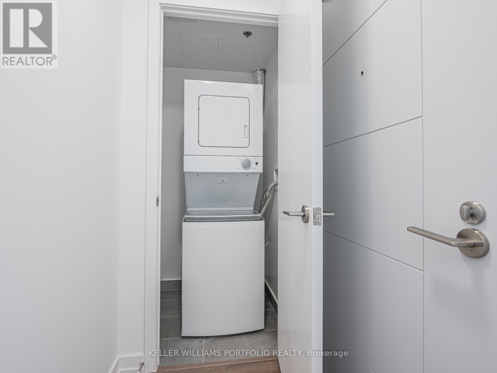 1702 - 203 College Street, Toronto, ON - Indoor Photo Showing Laundry Room