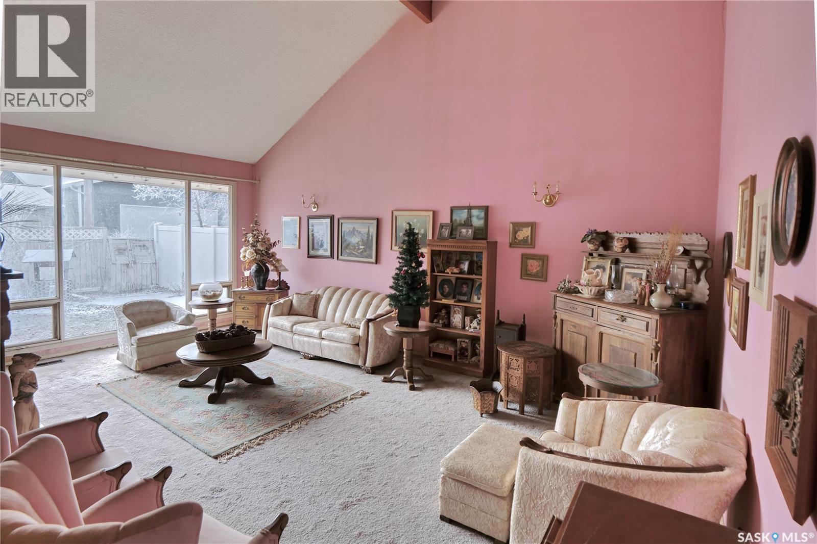 1211 Gordon Road, Moose Jaw, SK - Indoor Photo Showing Living Room