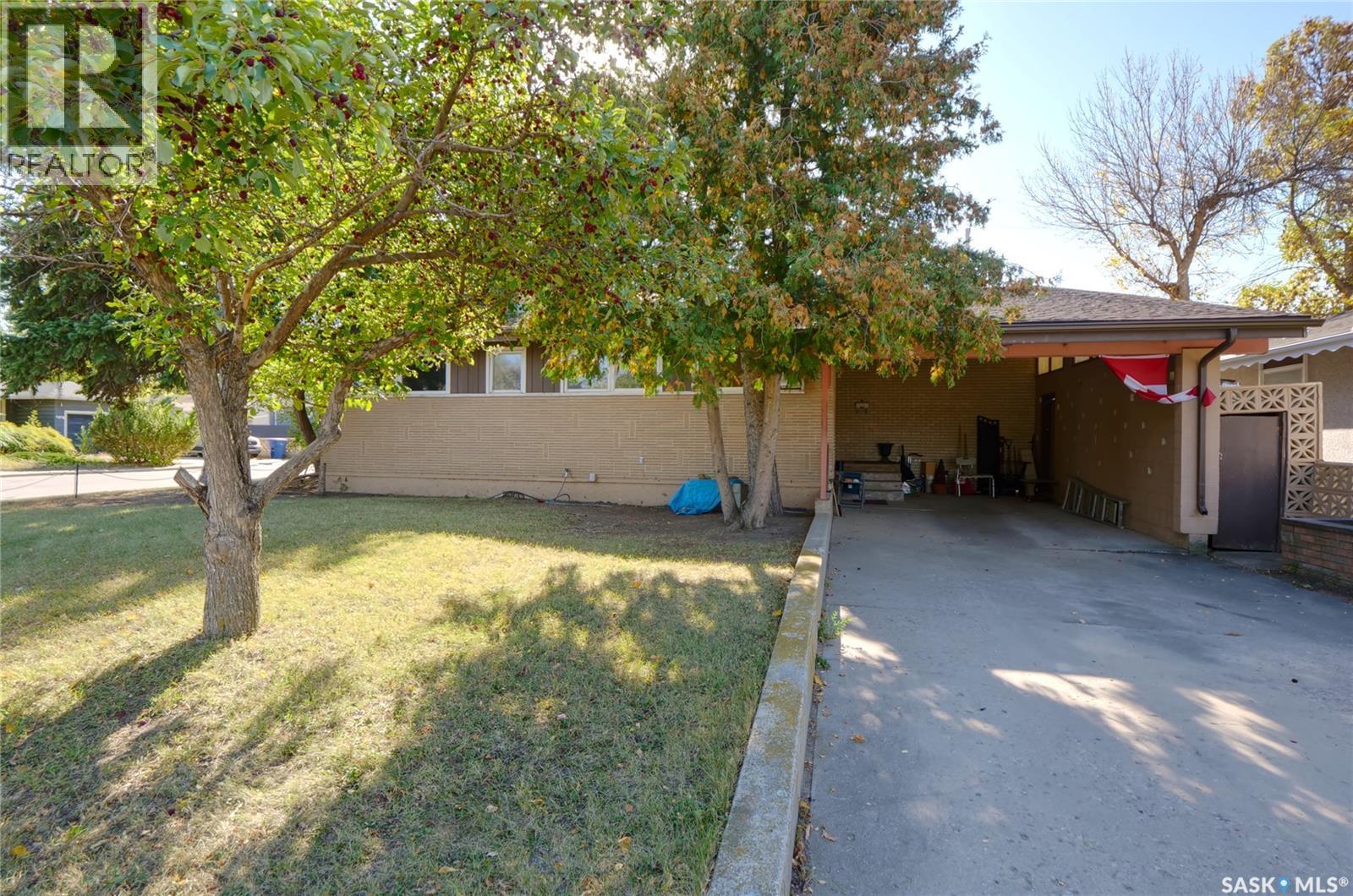 1211 Gordon Road, Moose Jaw, SK - Outdoor