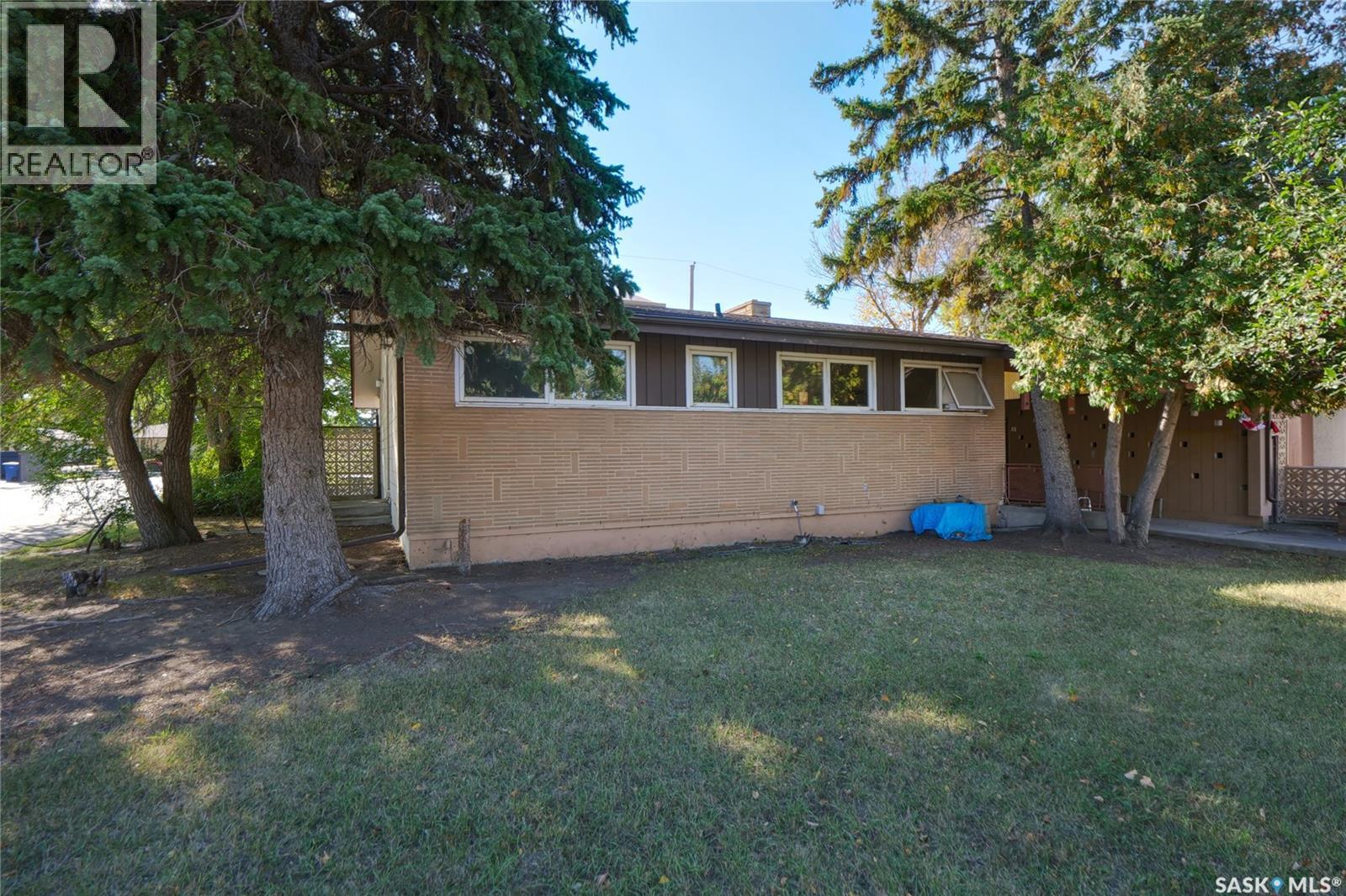 1211 Gordon Road, Moose Jaw, SK - Outdoor