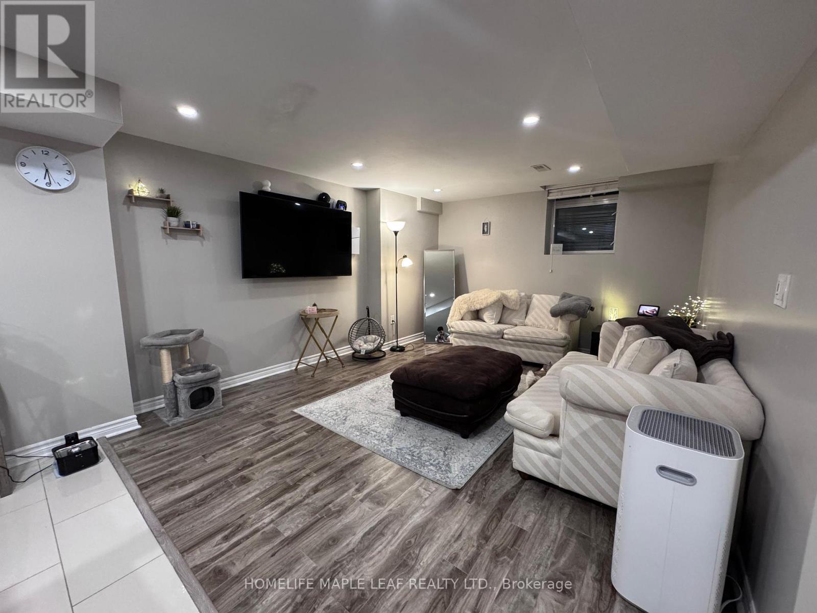 Bsmt - 10 Templeton Court, Brampton, ON - Indoor Photo Showing Living Room