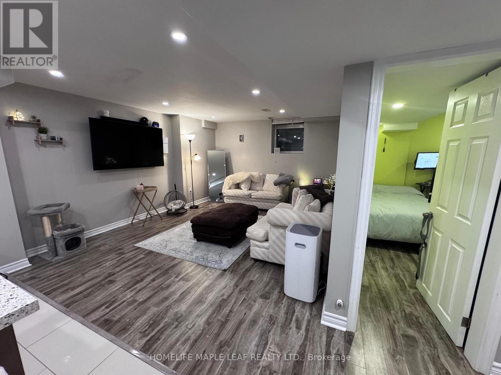 Bsmt - 10 Templeton Court, Brampton, ON - Indoor Photo Showing Living Room