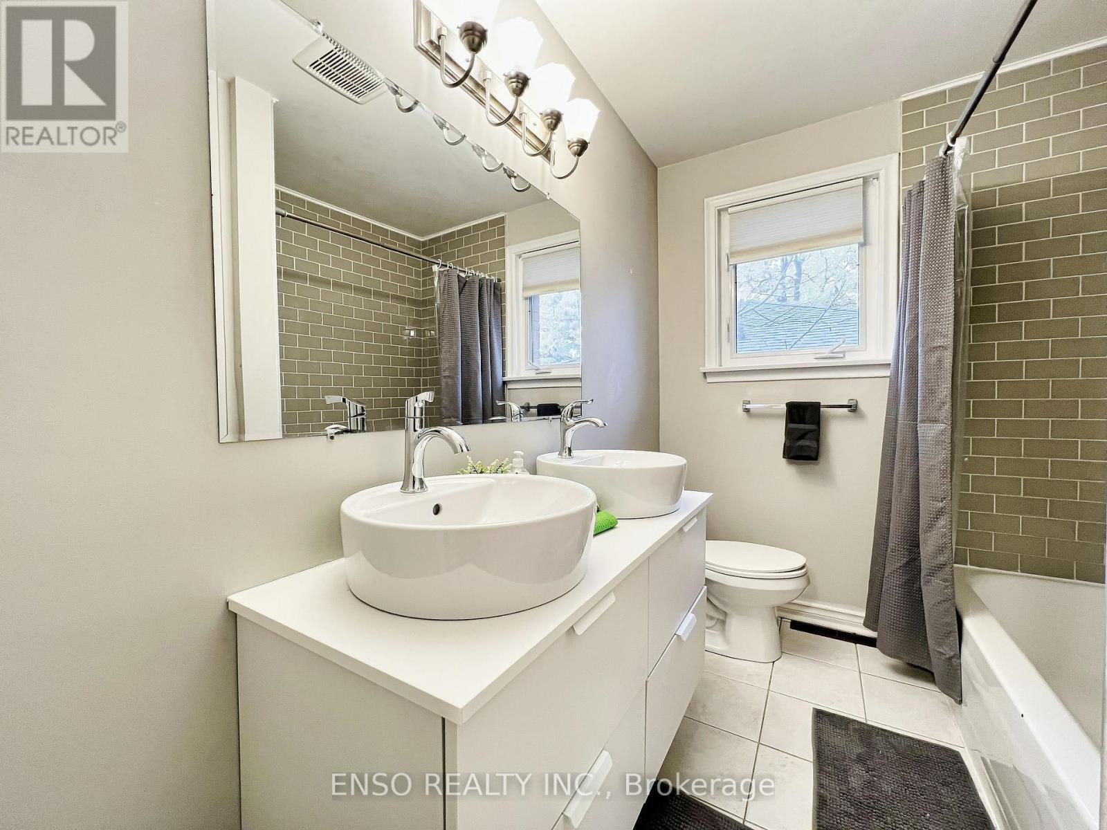 First Floor - 4 pc Washroom - Unit A - 24 Gentry Crescent, Richmond Hill, ON - Indoor Photo Showing Bathroom