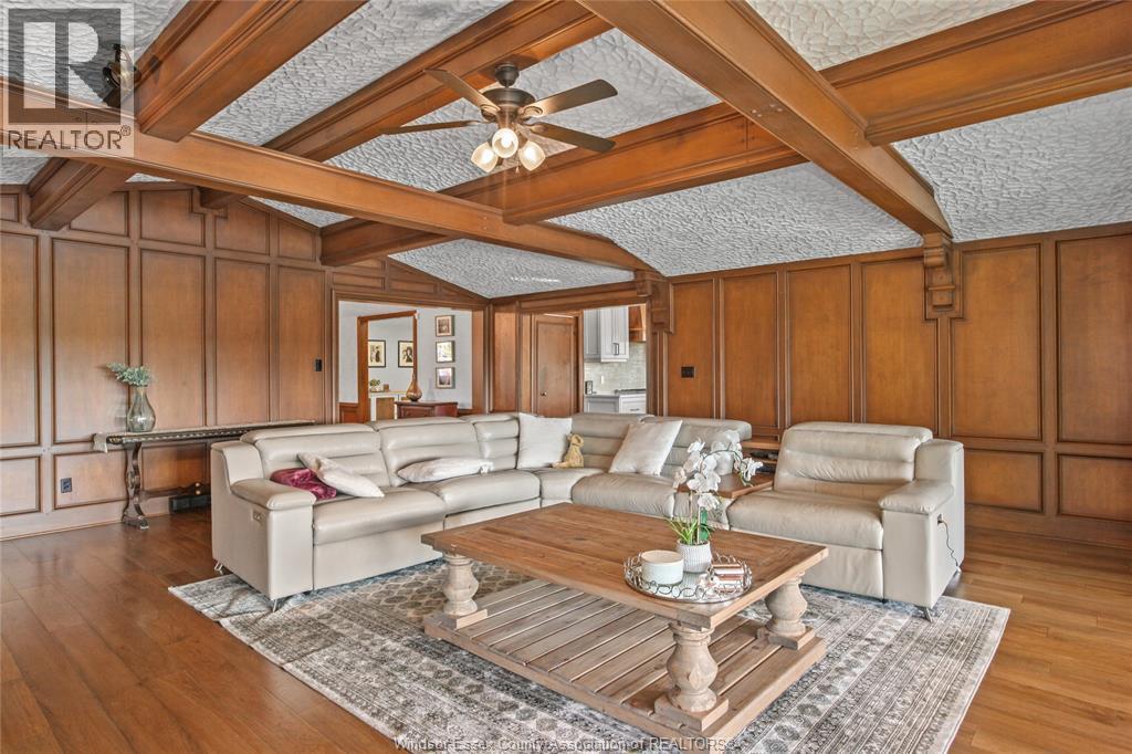 5938 Concession 5 North, Amherstburg, ON - Indoor Photo Showing Living Room