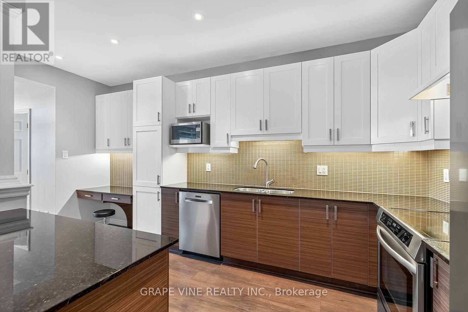 72 Remora Way, Ottawa, ON - Indoor Photo Showing Kitchen With Upgraded Kitchen