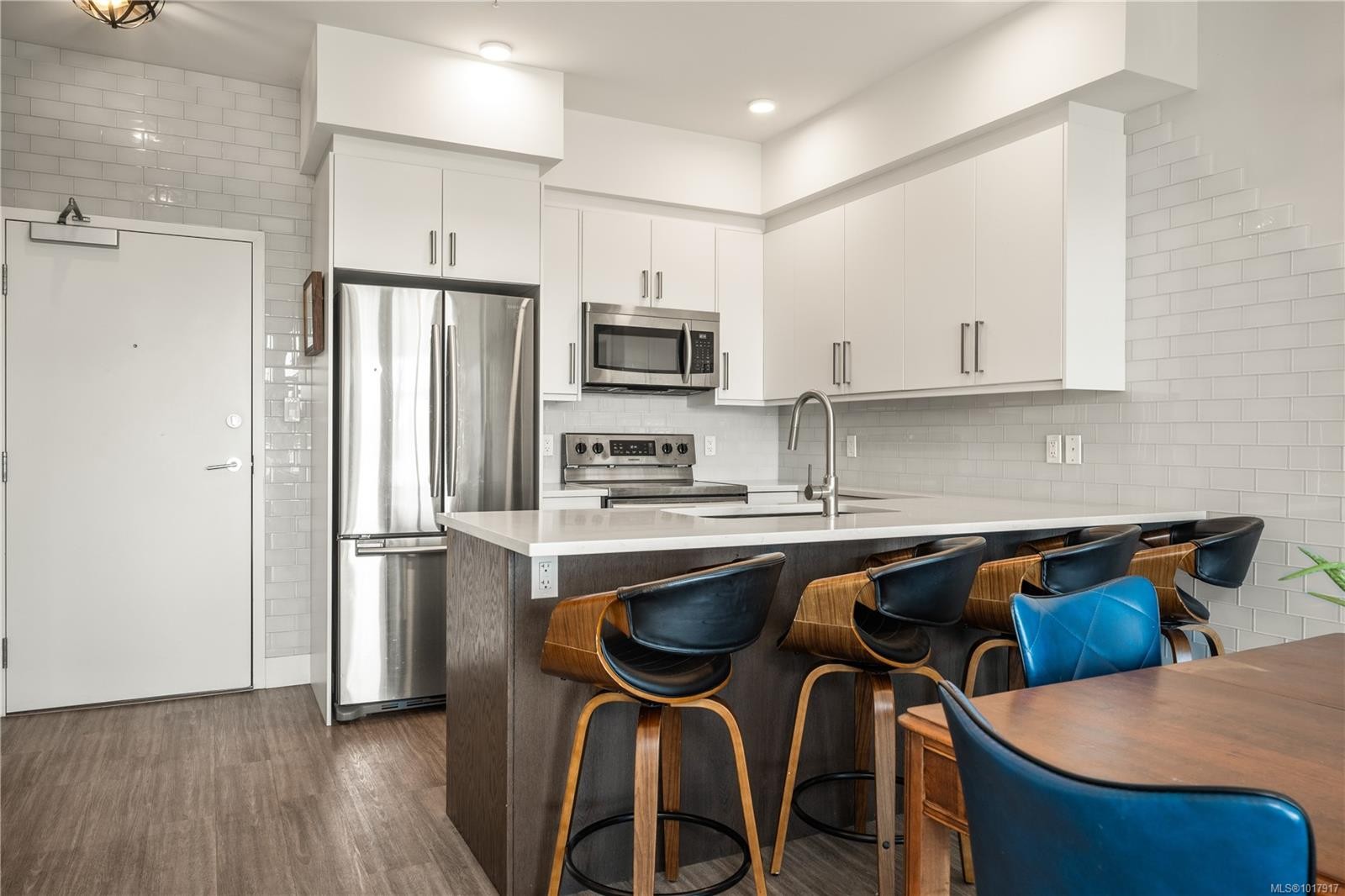 301-525 Third St, Nanaimo, BC - Indoor Photo Showing Kitchen With Upgraded Kitchen