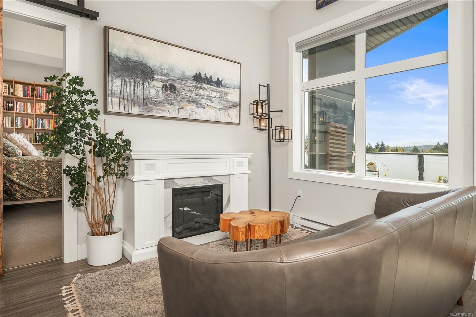 301-525 Third St, Nanaimo, BC - Indoor Photo Showing Living Room With Fireplace