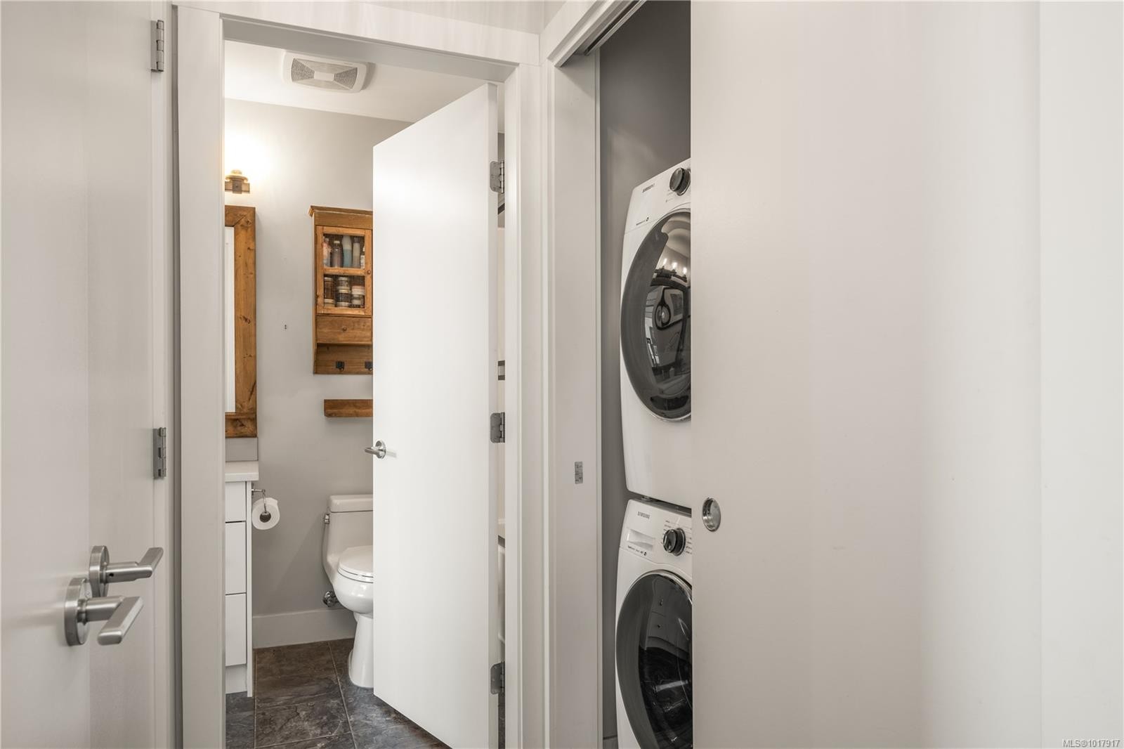 301-525 Third St, Nanaimo, BC - Indoor Photo Showing Laundry Room