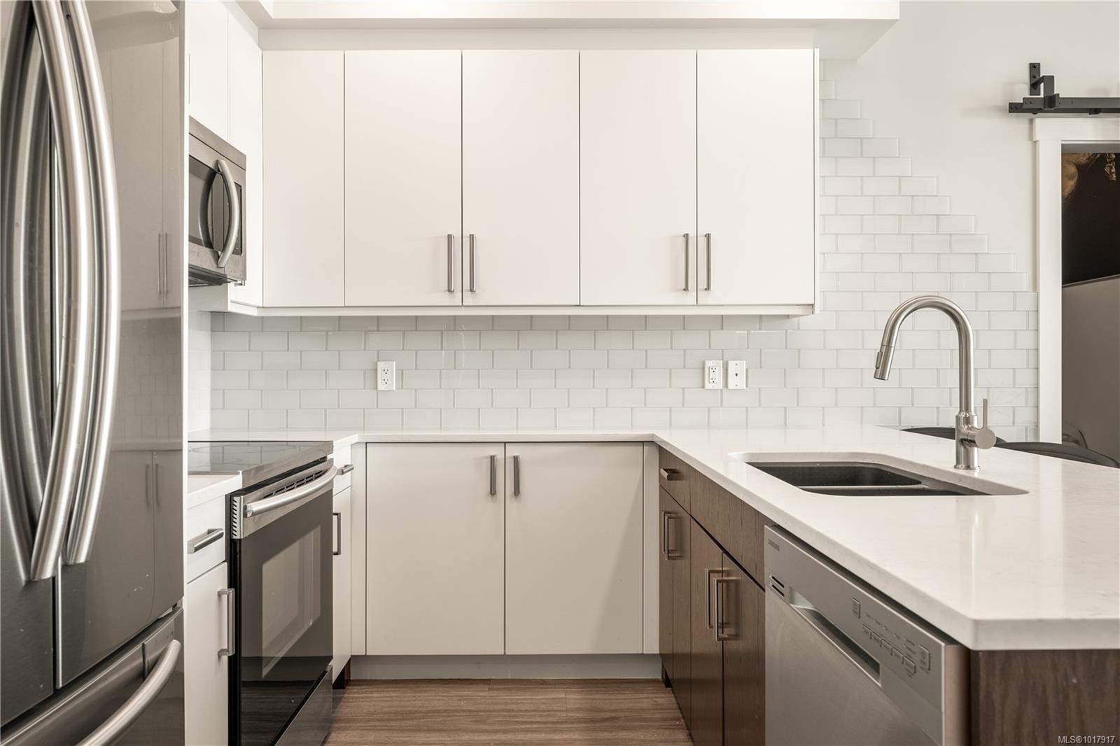 301-525 Third St, Nanaimo, BC - Indoor Photo Showing Kitchen With Double Sink With Upgraded Kitchen