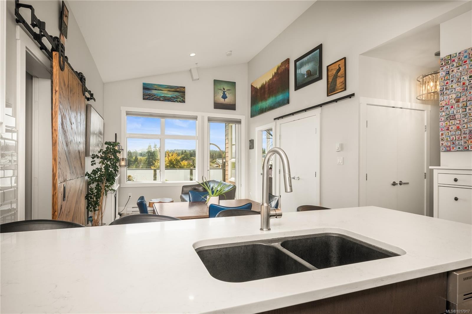 301-525 Third St, Nanaimo, BC - Indoor Photo Showing Kitchen With Double Sink