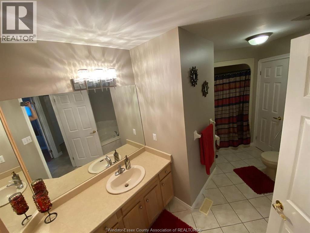 722 Newport Crescent, Windsor, ON - Indoor Photo Showing Bathroom