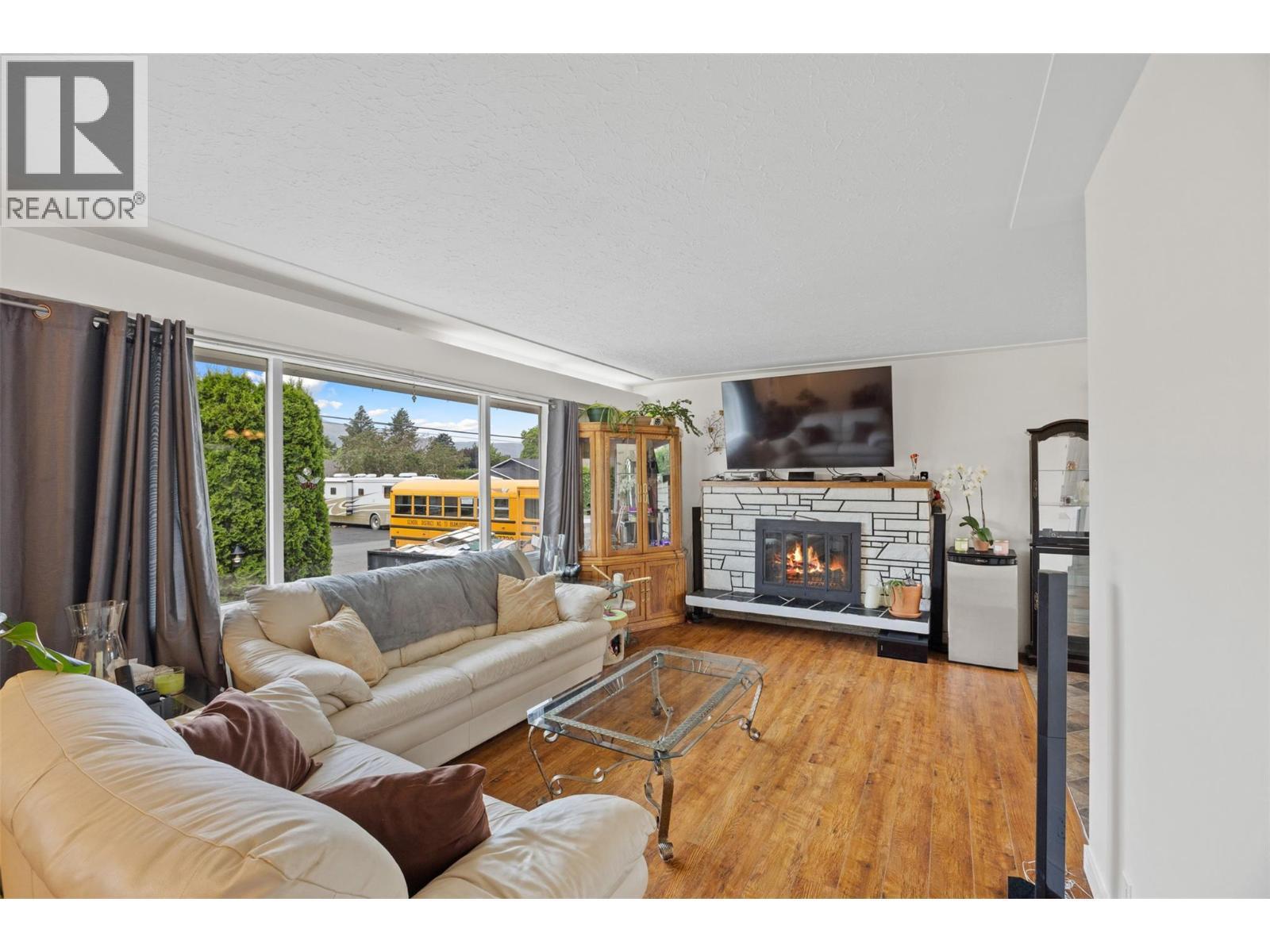 2150 Ponderosa Avenue, Kamloops, BC - Indoor Photo Showing Living Room With Fireplace