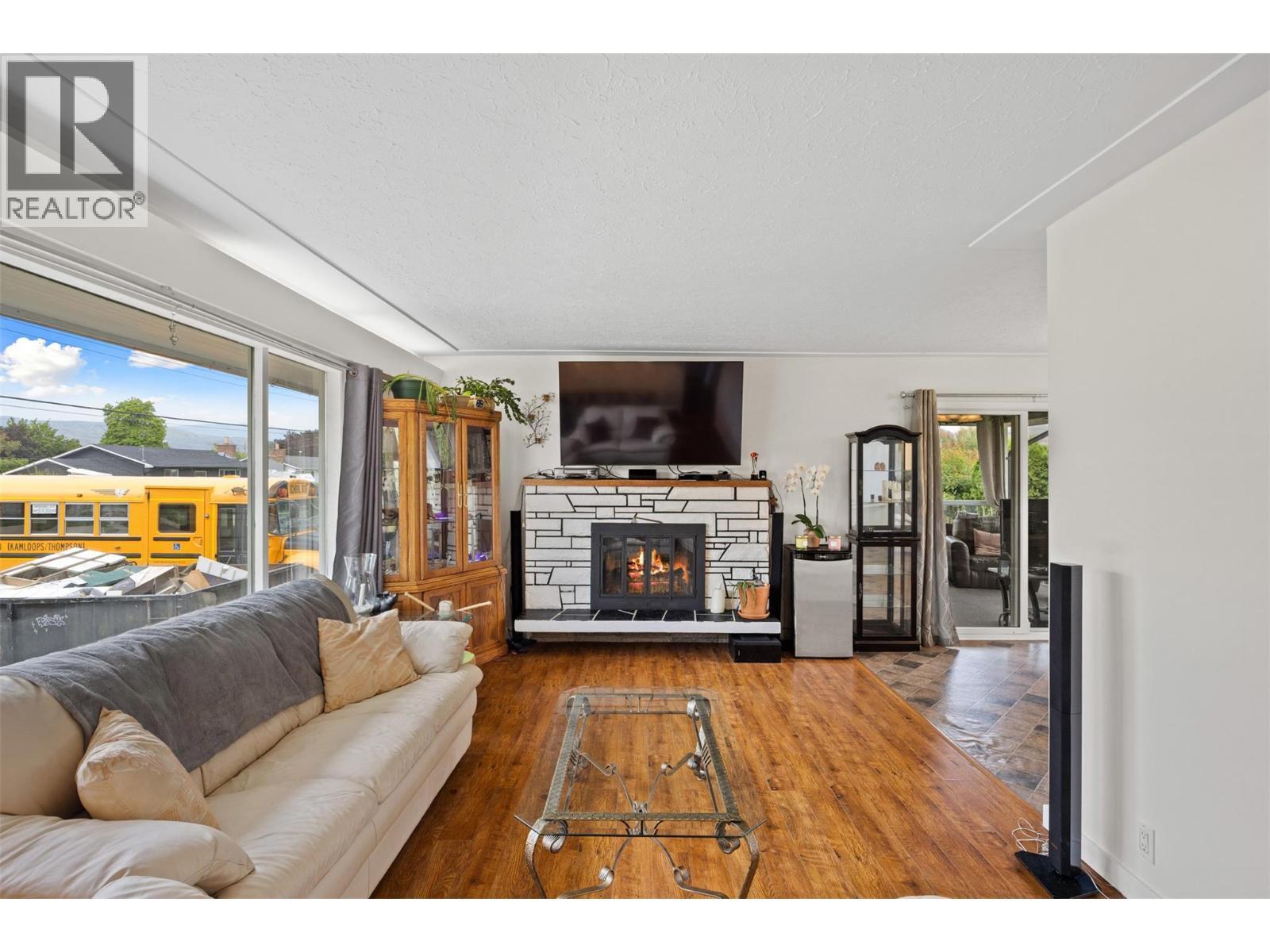 2150 Ponderosa Avenue, Kamloops, BC - Indoor Photo Showing Living Room With Fireplace