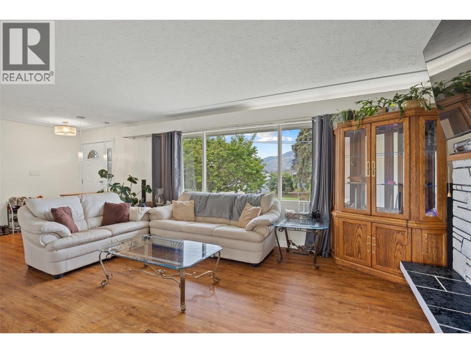 2150 Ponderosa Avenue, Kamloops, BC - Indoor Photo Showing Living Room