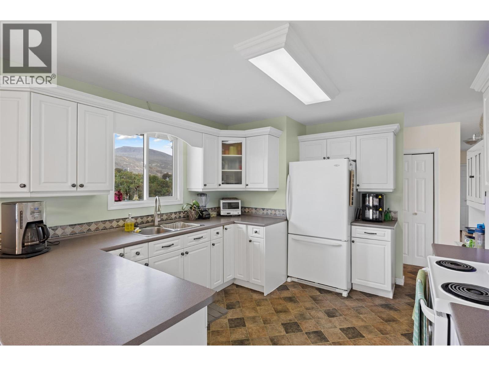 2150 Ponderosa Avenue, Kamloops, BC - Indoor Photo Showing Kitchen With Double Sink